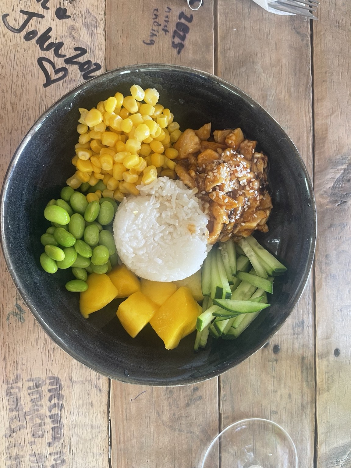 Colourful fresh and healthy breakfast bowl delivered at Mammaloe’s Aruba