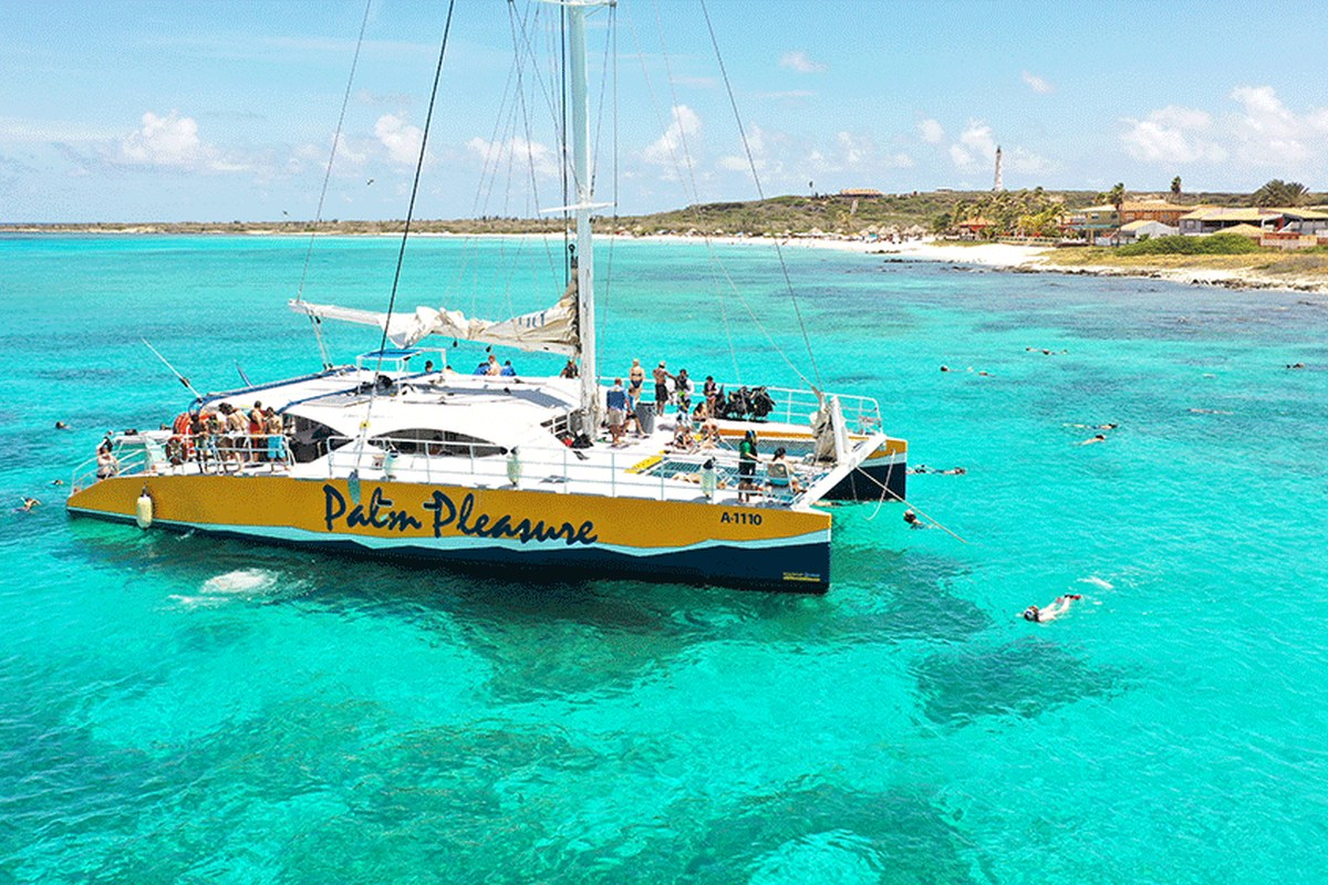 Catamaran sailing tour Palm Pleasure on turquoise waters of Aruba
